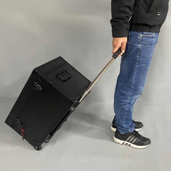 XPOD専用キャリーケースで運搬する様子